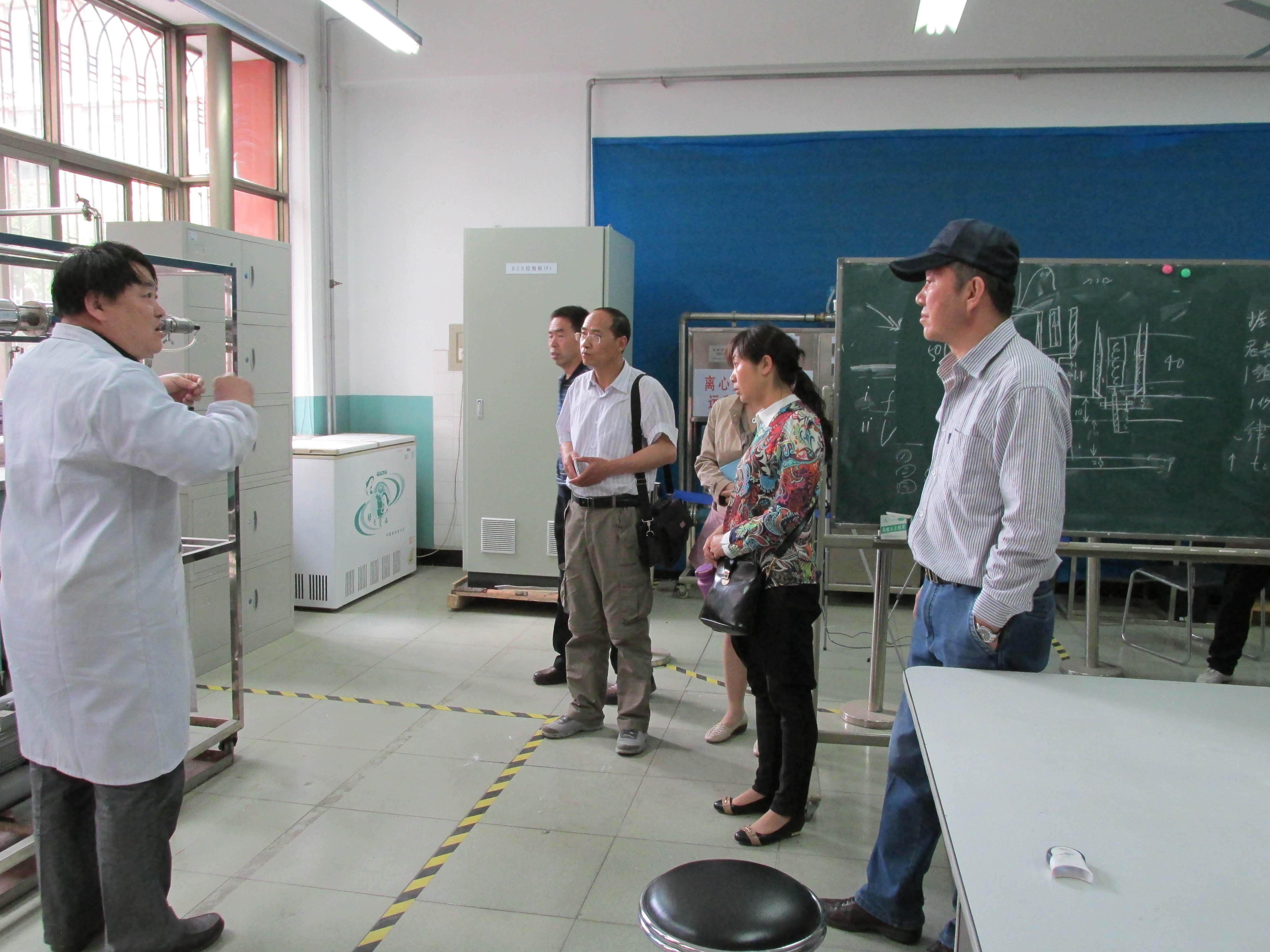 我校实验室骨干教师参加2014年春季全国教学仪器设备展览会