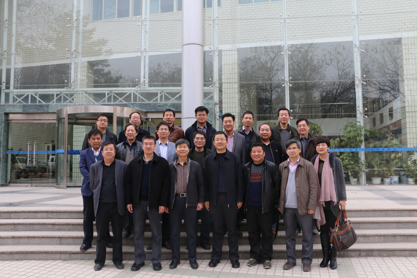 学校组织实验室管理人员赴兰州理工大学参观学习