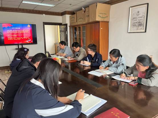 图片包含 室内, 男人, 板子, 桌子 描述已自动生成